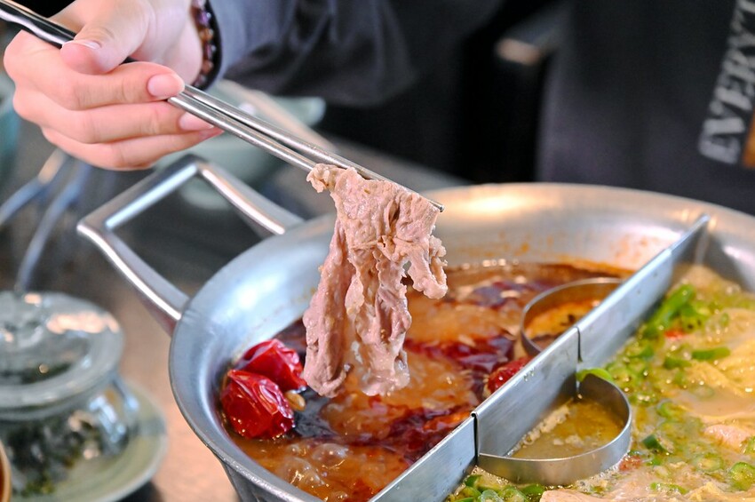 台中公益路新麻辣鍋推薦 巨無霸牛三拼盛宴超大肉盤好浮誇 花椒香啤酒這家才喝得到_青花驕麻辣鍋