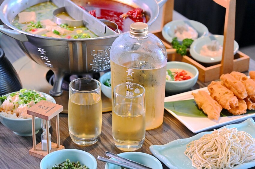 台中公益路新麻辣鍋推薦 巨無霸牛三拼盛宴超大肉盤好浮誇 花椒香啤酒這家才喝得到_青花驕麻辣鍋