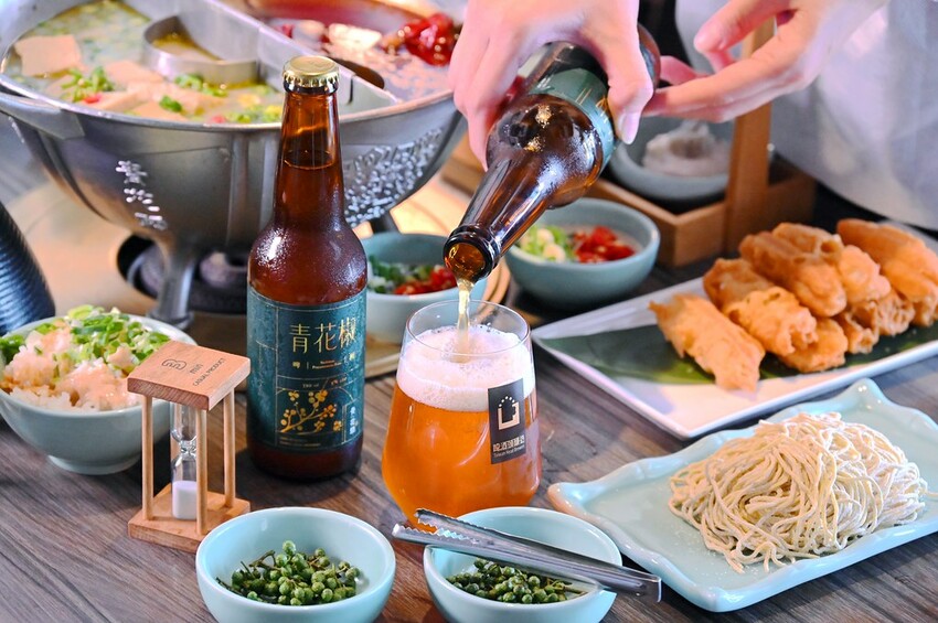 台中公益路新麻辣鍋推薦 巨無霸牛三拼盛宴超大肉盤好浮誇 花椒香啤酒這家才喝得到_青花驕麻辣鍋