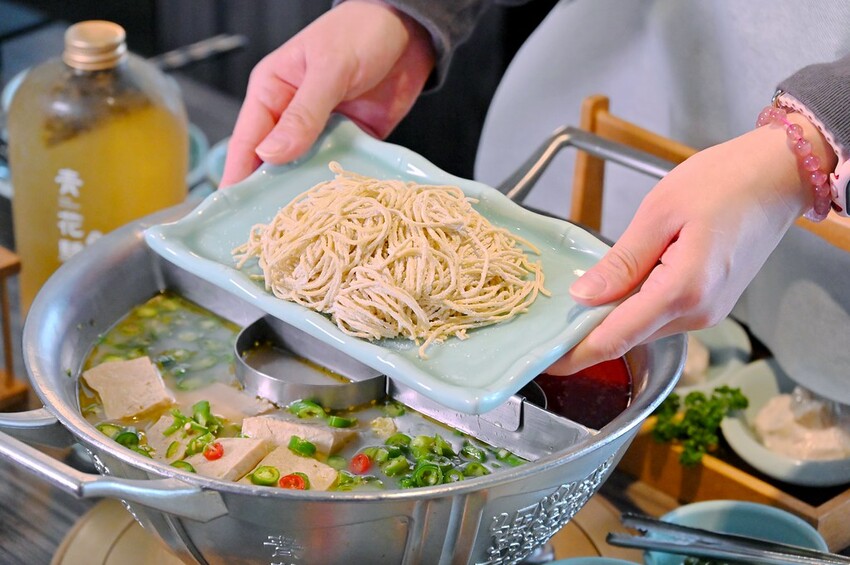 台中公益路新麻辣鍋推薦 巨無霸牛三拼盛宴超大肉盤好浮誇 花椒香啤酒這家才喝得到_青花驕麻辣鍋