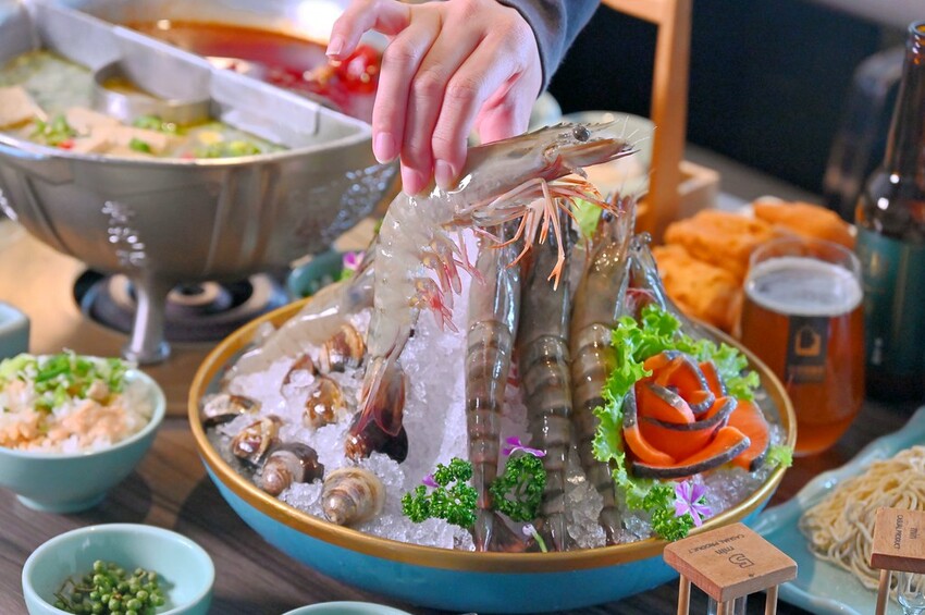 台中公益路新麻辣鍋推薦 巨無霸牛三拼盛宴超大肉盤好浮誇 花椒香啤酒這家才喝得到_青花驕麻辣鍋