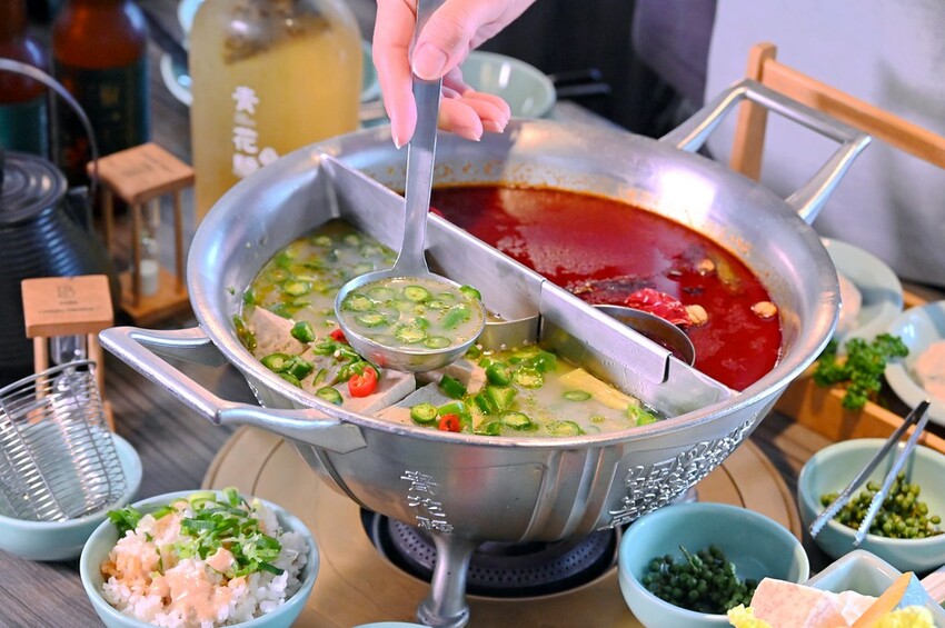 台中公益路新麻辣鍋推薦 巨無霸牛三拼盛宴超大肉盤好浮誇 花椒香啤酒這家才喝得到_青花驕麻辣鍋