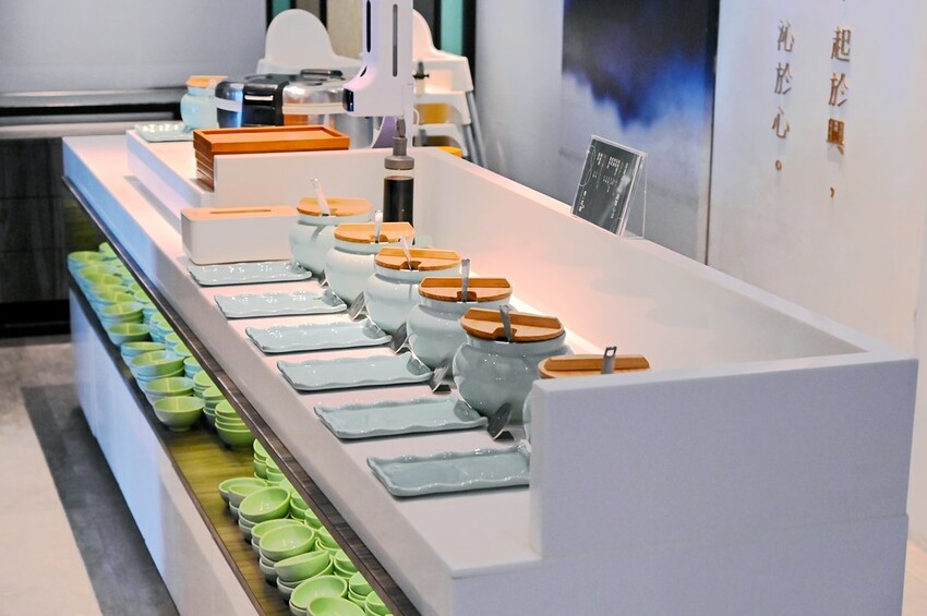 台中公益路新麻辣鍋推薦 巨無霸牛三拼盛宴超大肉盤好浮誇 花椒香啤酒這家才喝得到_青花驕麻辣鍋