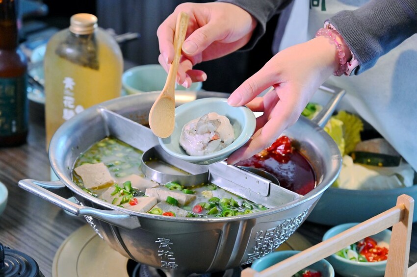 台中公益路新麻辣鍋推薦 巨無霸牛三拼盛宴超大肉盤好浮誇 花椒香啤酒這家才喝得到_青花驕麻辣鍋