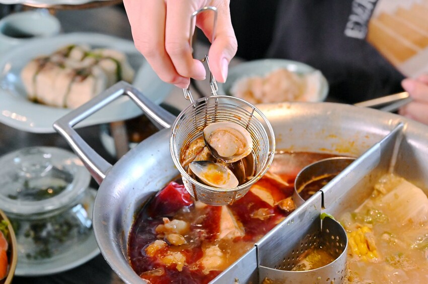 台中公益路新麻辣鍋推薦 巨無霸牛三拼盛宴超大肉盤好浮誇 花椒香啤酒這家才喝得到_青花驕麻辣鍋