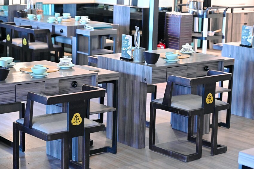 台中公益路新麻辣鍋推薦 巨無霸牛三拼盛宴超大肉盤好浮誇 花椒香啤酒這家才喝得到_青花驕麻辣鍋