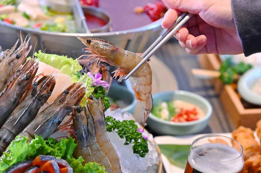 台中公益路新麻辣鍋推薦 巨無霸牛三拼盛宴超大肉盤好浮誇 花椒香啤酒這家才喝得到_青花驕麻辣鍋