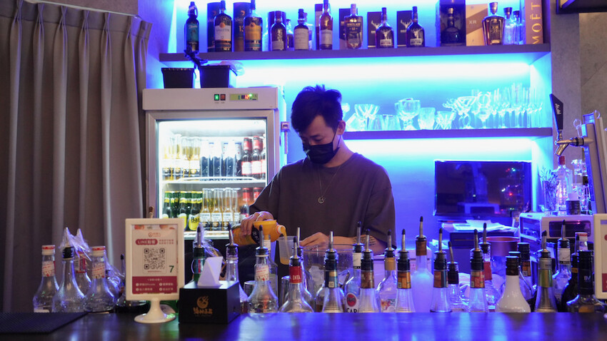 新北市永和區[新北美食] 海神弄局餐酒Bar｜永和酒吧推薦！1.5公升免費調酒等你來挑戰！