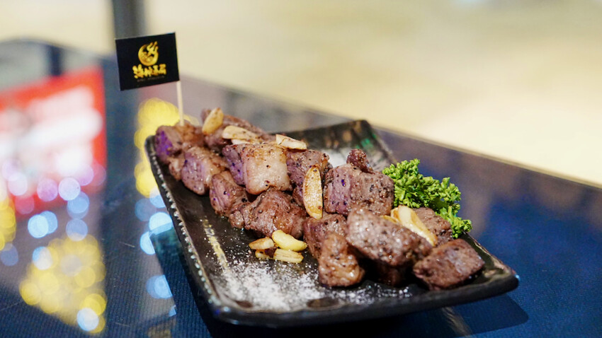 新北市永和區[新北美食] 海神弄局餐酒Bar｜永和酒吧推薦！1.5公升免費調酒等你來挑戰！