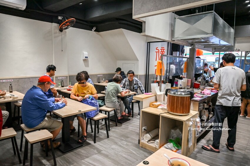 超人氣魯肉飯專賣店,免費加魯汁、加湯喝飽飽,大推30元滷肉飯魯肉便當4菜2肉也有夠超值豬腳也好吃