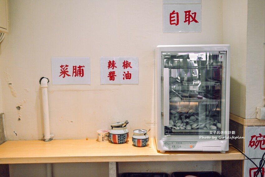 超人氣魯肉飯專賣店,免費加魯汁、加湯喝飽飽,大推30元滷肉飯魯肉便當4菜2肉也有夠超值豬腳也好吃