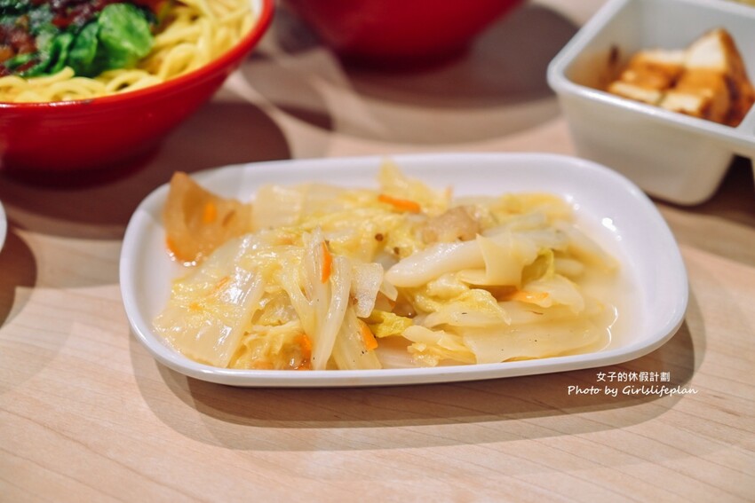 超人氣魯肉飯專賣店,免費加魯汁、加湯喝飽飽,大推30元滷肉飯魯肉便當4菜2肉也有夠超值豬腳也好吃