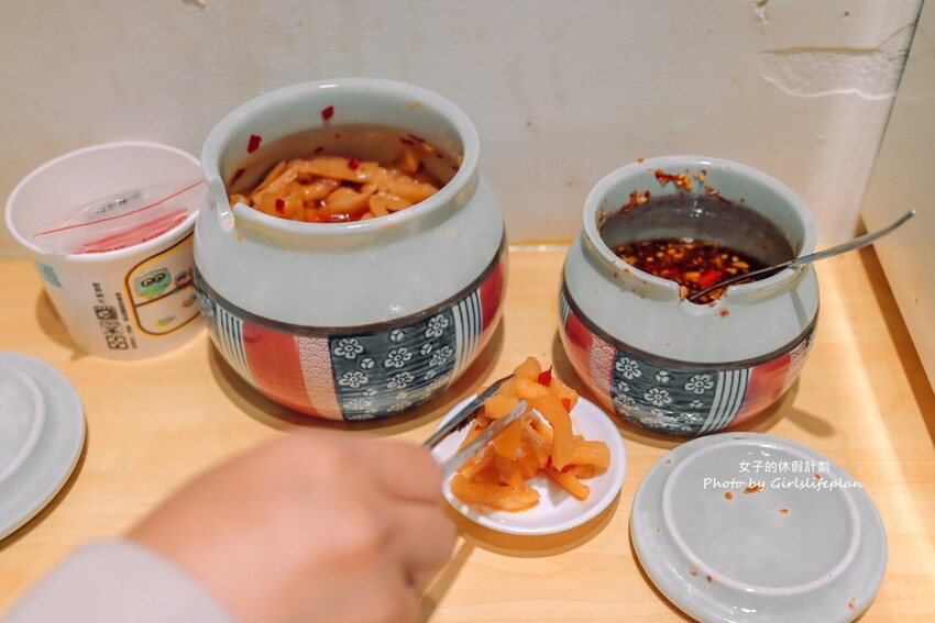 超人氣魯肉飯專賣店,免費加魯汁、加湯喝飽飽,大推30元滷肉飯魯肉便當4菜2肉也有夠超值豬腳也好吃