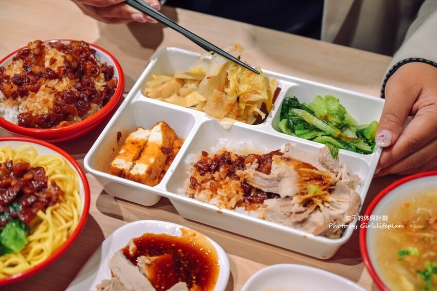 超人氣魯肉飯專賣店,免費加魯汁、加湯喝飽飽,大推30元滷肉飯魯肉便當4菜2肉也有夠超值豬腳也好吃