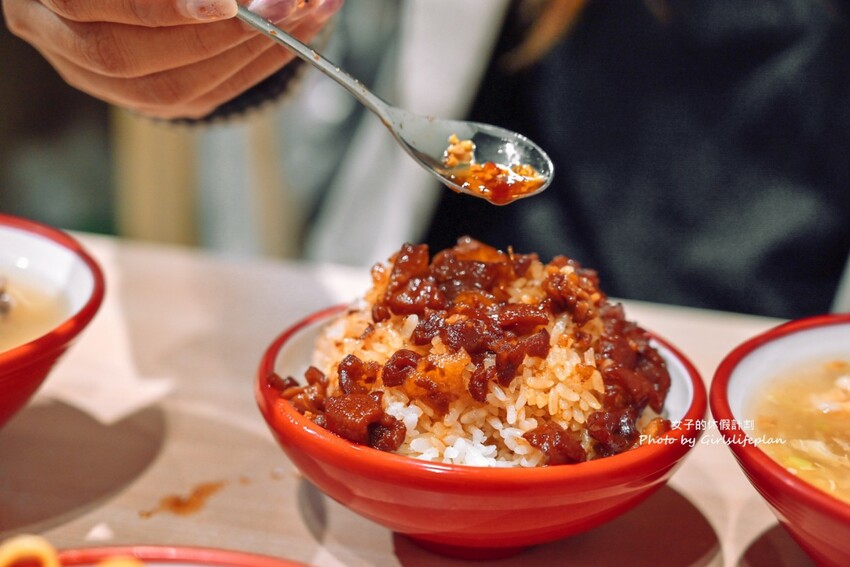 超人氣魯肉飯專賣店,免費加魯汁、加湯喝飽飽,大推30元滷肉飯魯肉便當4菜2肉也有夠超值豬腳也好吃