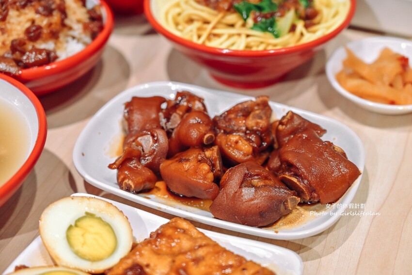 超人氣魯肉飯專賣店,免費加魯汁、加湯喝飽飽,大推30元滷肉飯魯肉便當4菜2肉也有夠超值豬腳也好吃