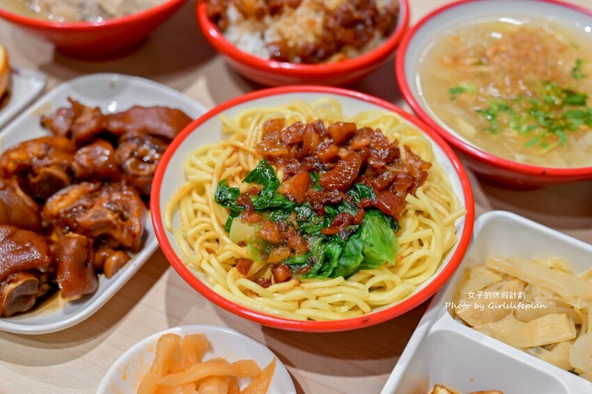 超人氣魯肉飯專賣店,免費加魯汁、加湯喝飽飽,大推30元滷肉飯魯肉便當4菜2肉也有夠超值豬腳也好吃