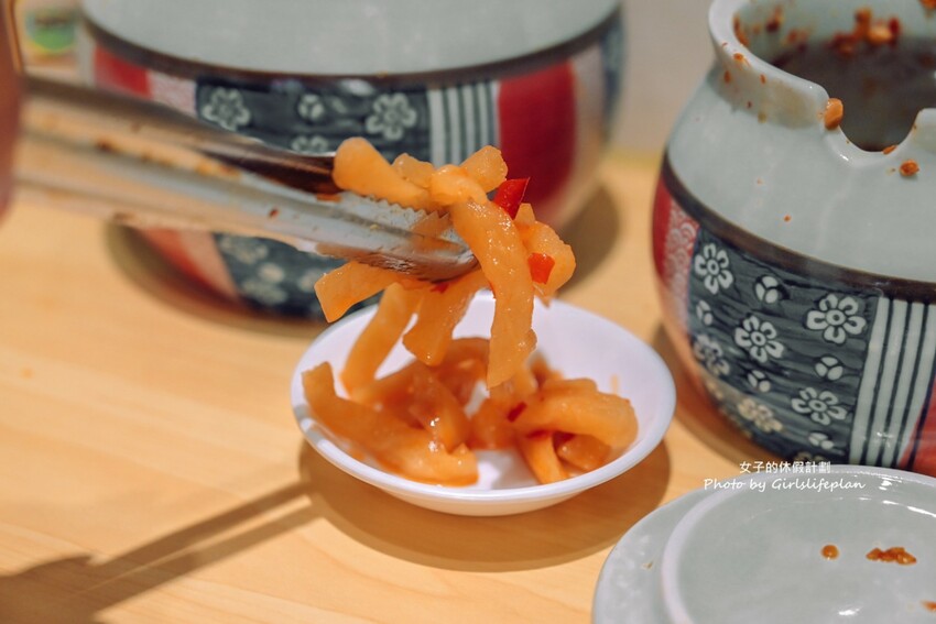 超人氣魯肉飯專賣店,免費加魯汁、加湯喝飽飽,大推30元滷肉飯魯肉便當4菜2肉也有夠超值豬腳也好吃