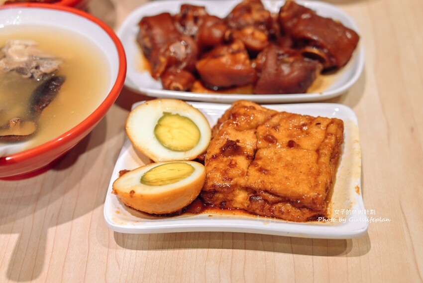 超人氣魯肉飯專賣店,免費加魯汁、加湯喝飽飽,大推30元滷肉飯魯肉便當4菜2肉也有夠超值豬腳也好吃