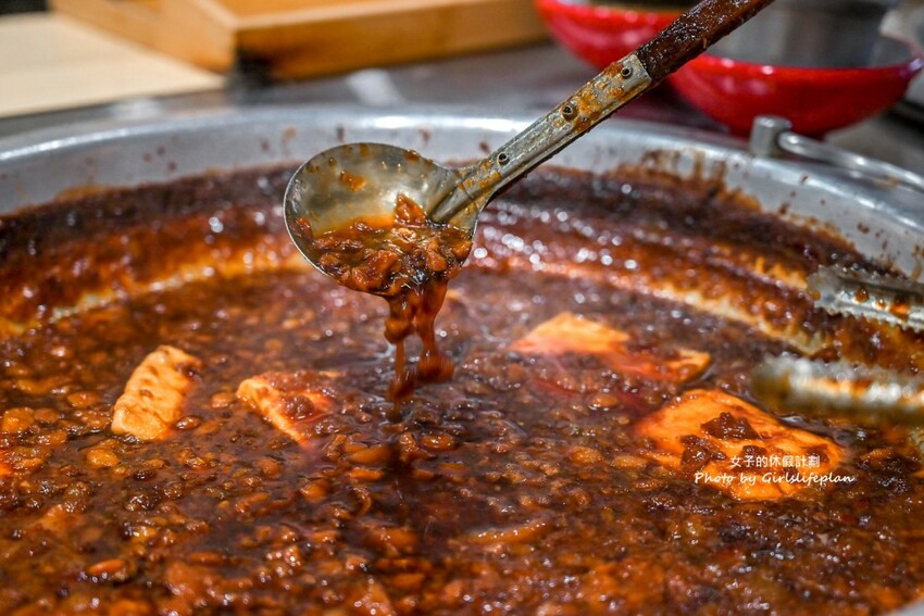 超人氣魯肉飯專賣店,免費加魯汁、加湯喝飽飽,大推30元滷肉飯魯肉便當4菜2肉也有夠超值豬腳也好吃