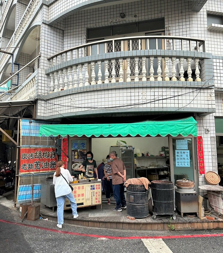 【澎湖美食】在地人推薦的銅板下午茶「老李胡椒餅」脆皮香Q老麵蔥油餅加辣有夠厲害!澎湖唯一炭烤胡椒餅也是不能錯過的,更還有每日限量的甜餅! - 阿華田的美食日記