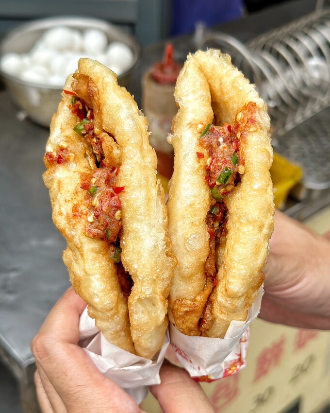 【澎湖美食】在地人推薦的銅板下午茶「老李胡椒餅」脆皮香Q老麵蔥油餅加辣有夠厲害!澎湖唯一炭烤胡椒餅也是不能錯過的,更還有每日限量的甜餅! - 阿華田的美食日記