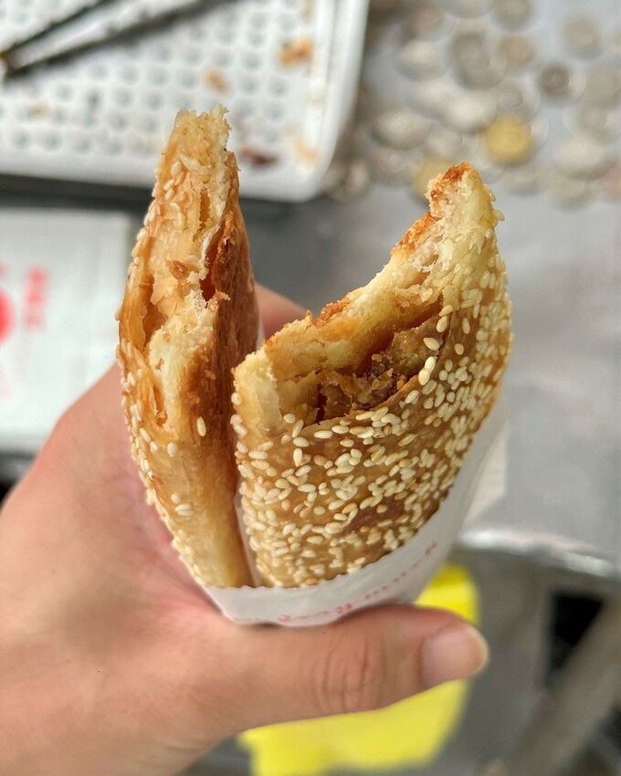 【澎湖美食】在地人推薦的銅板下午茶「老李胡椒餅」脆皮香Q老麵蔥油餅加辣有夠厲害!澎湖唯一炭烤胡椒餅也是不能錯過的,更還有每日限量的甜餅! - 阿華田的美食日記