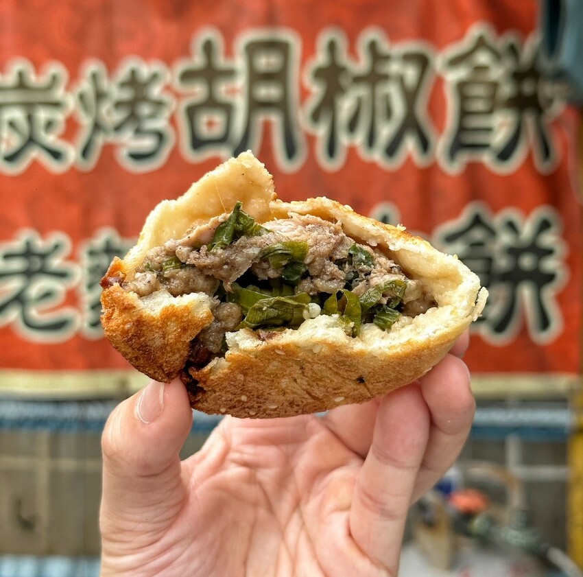 【澎湖美食】在地人推薦的銅板下午茶「老李胡椒餅」脆皮香Q老麵蔥油餅加辣有夠厲害!澎湖唯一炭烤胡椒餅也是不能錯過的,更還有每日限量的甜餅! - 阿華田的美食日記