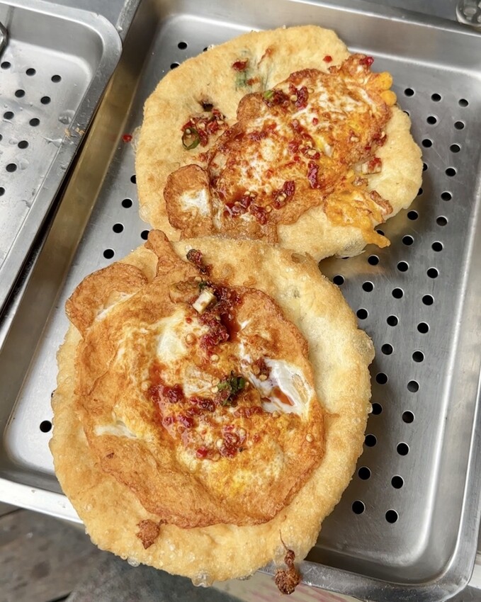 【澎湖美食】在地人推薦的銅板下午茶「老李胡椒餅」脆皮香Q老麵蔥油餅加辣有夠厲害!澎湖唯一炭烤胡椒餅也是不能錯過的,更還有每日限量的甜餅! - 阿華田的美食日記