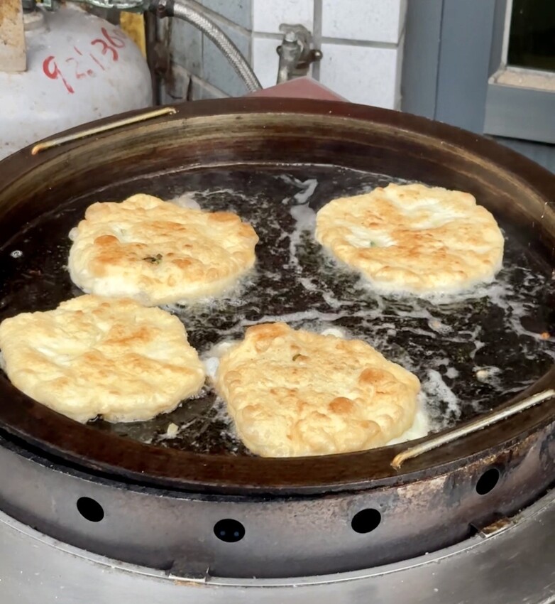 【澎湖美食】在地人推薦的銅板下午茶「老李胡椒餅」脆皮香Q老麵蔥油餅加辣有夠厲害!澎湖唯一炭烤胡椒餅也是不能錯過的,更還有每日限量的甜餅! - 阿華田的美食日記