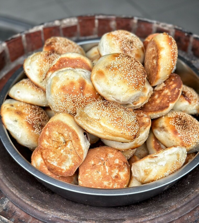 【澎湖美食】在地人推薦的銅板下午茶「老李胡椒餅」脆皮香Q老麵蔥油餅加辣有夠厲害!澎湖唯一炭烤胡椒餅也是不能錯過的,更還有每日限量的甜餅! - 阿華田的美食日記