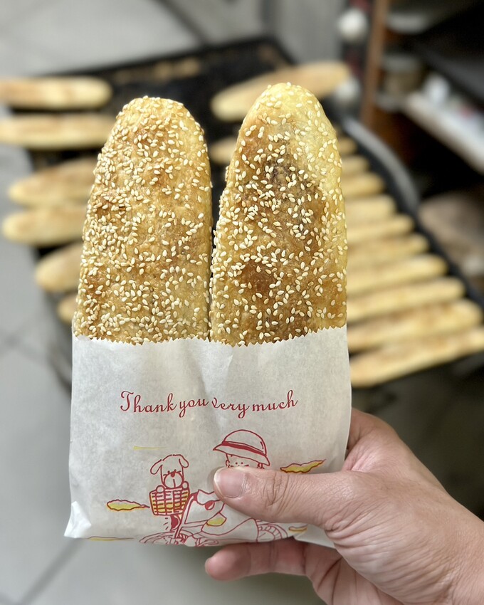 【澎湖美食】在地人推薦的銅板下午茶「老李胡椒餅」脆皮香Q老麵蔥油餅加辣有夠厲害!澎湖唯一炭烤胡椒餅也是不能錯過的,更還有每日限量的甜餅! - 阿華田的美食日記