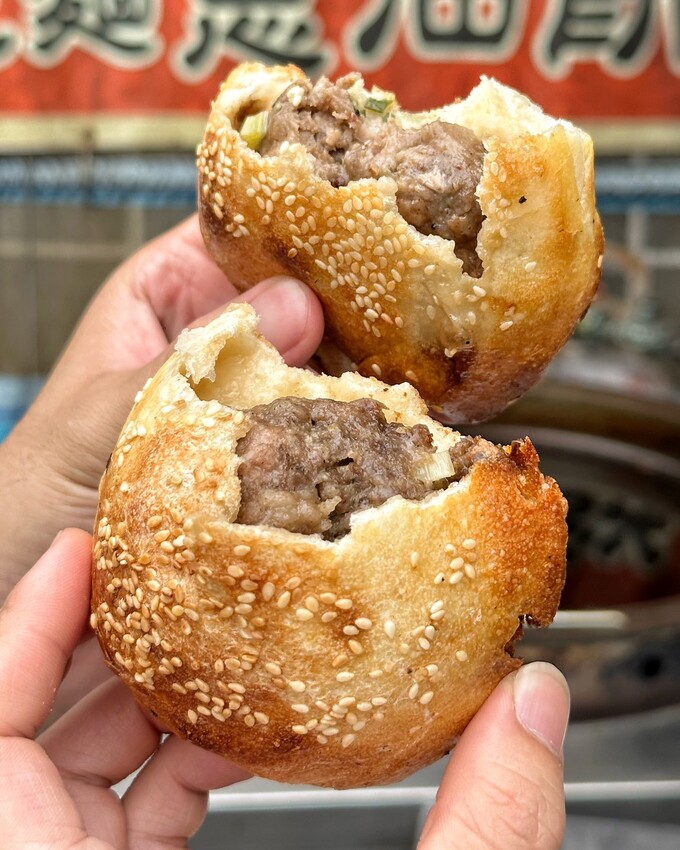 【澎湖美食】在地人推薦的銅板下午茶「老李胡椒餅」脆皮香Q老麵蔥油餅加辣有夠厲害!澎湖唯一炭烤胡椒餅也是不能錯過的,更還有每日限量的甜餅! - 阿華田的美食日記