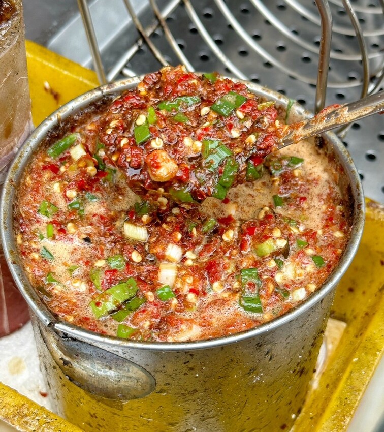 【澎湖美食】在地人推薦的銅板下午茶「老李胡椒餅」脆皮香Q老麵蔥油餅加辣有夠厲害!澎湖唯一炭烤胡椒餅也是不能錯過的,更還有每日限量的甜餅! - 阿華田的美食日記