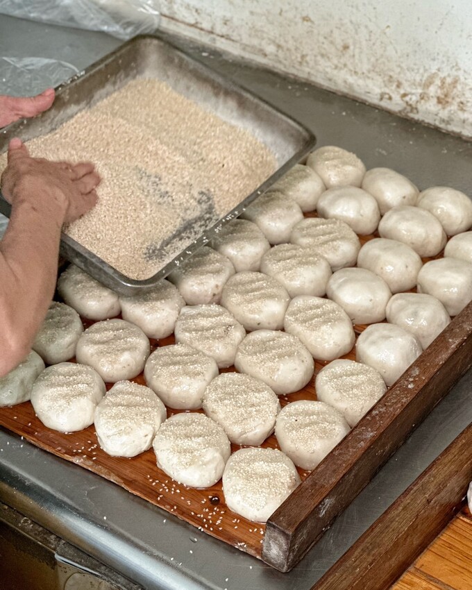 【澎湖美食】在地人推薦的銅板下午茶「老李胡椒餅」脆皮香Q老麵蔥油餅加辣有夠厲害!澎湖唯一炭烤胡椒餅也是不能錯過的,更還有每日限量的甜餅! - 阿華田的美食日記