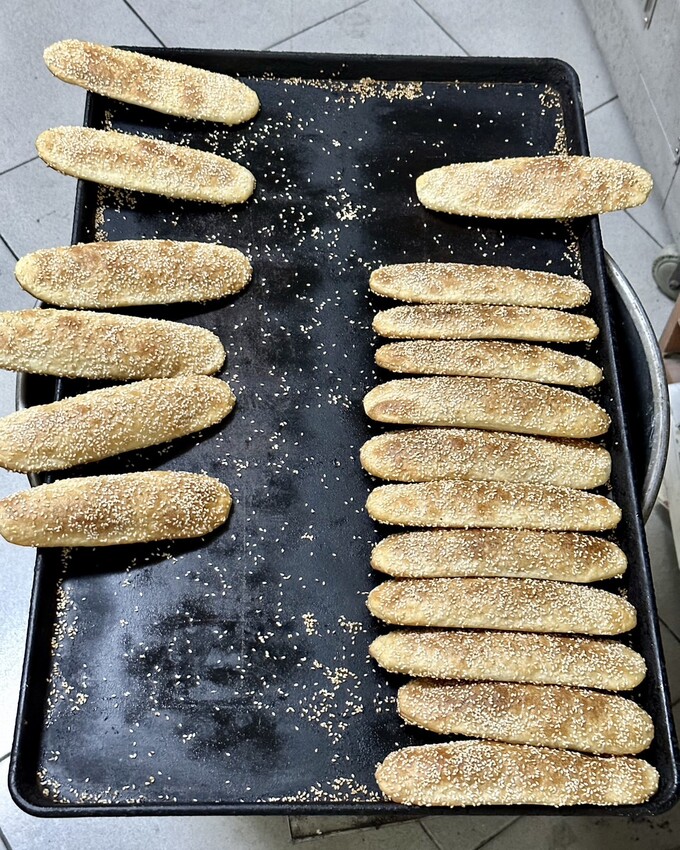 【澎湖美食】在地人推薦的銅板下午茶「老李胡椒餅」脆皮香Q老麵蔥油餅加辣有夠厲害!澎湖唯一炭烤胡椒餅也是不能錯過的,更還有每日限量的甜餅! - 阿華田的美食日記