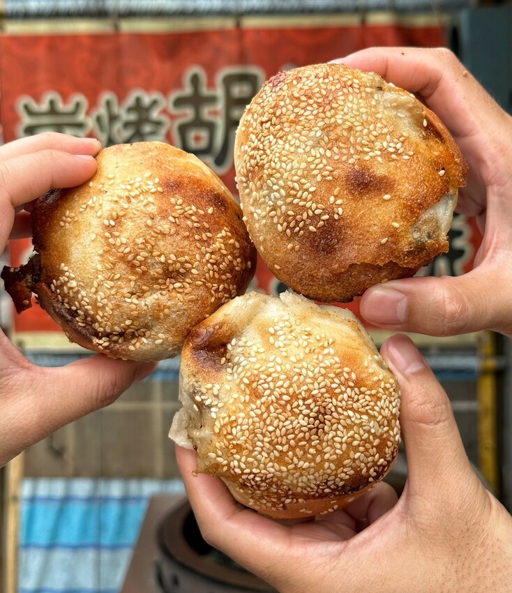 【澎湖美食】在地人推薦的銅板下午茶「老李胡椒餅」脆皮香Q老麵蔥油餅加辣有夠厲害!澎湖唯一炭烤胡椒餅也是不能錯過的,更還有每日限量的甜餅! - 阿華田的美食日記