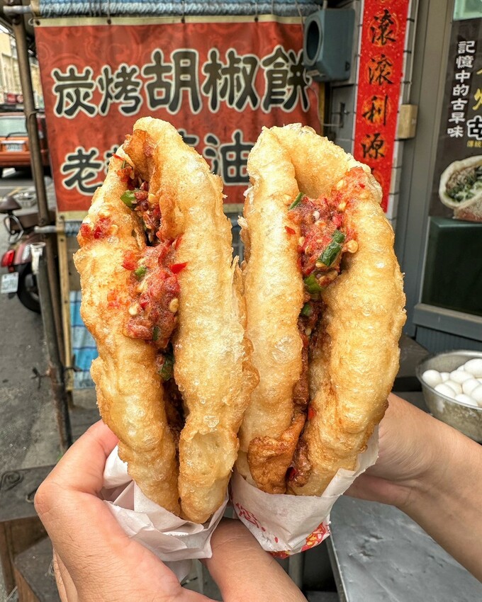 【澎湖美食】在地人推薦的銅板下午茶「老李胡椒餅」脆皮香Q老麵蔥油餅加辣有夠厲害!澎湖唯一炭烤胡椒餅也是不能錯過的,更還有每日限量的甜餅! - 阿華田的美食日記