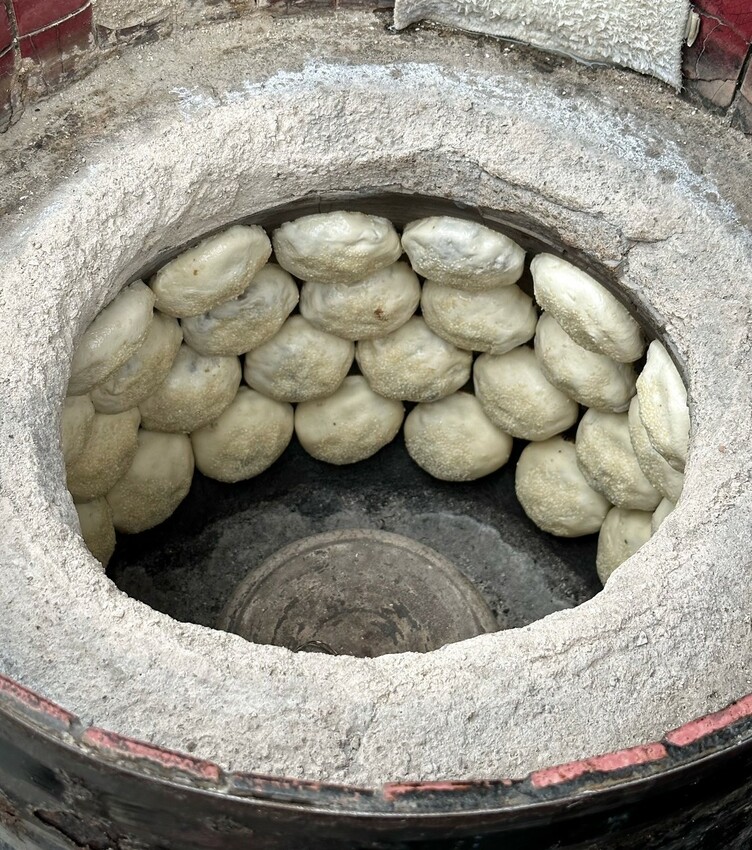 【澎湖美食】在地人推薦的銅板下午茶「老李胡椒餅」脆皮香Q老麵蔥油餅加辣有夠厲害!澎湖唯一炭烤胡椒餅也是不能錯過的,更還有每日限量的甜餅! - 阿華田的美食日記