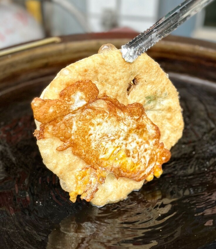 【澎湖美食】在地人推薦的銅板下午茶「老李胡椒餅」脆皮香Q老麵蔥油餅加辣有夠厲害!澎湖唯一炭烤胡椒餅也是不能錯過的,更還有每日限量的甜餅! - 阿華田的美食日記