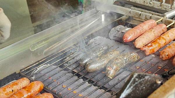 【石碇美食】石碇馬告香腸｜爆神級的美味，隱藏在山間小路的好吃香腸店