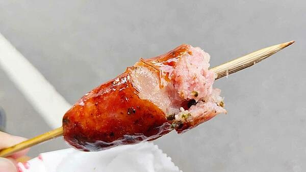 【石碇美食】石碇馬告香腸｜爆神級的美味，隱藏在山間小路的好吃香腸店