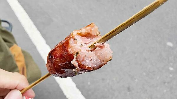 【石碇美食】石碇馬告香腸｜爆神級的美味，隱藏在山間小路的好吃香腸店