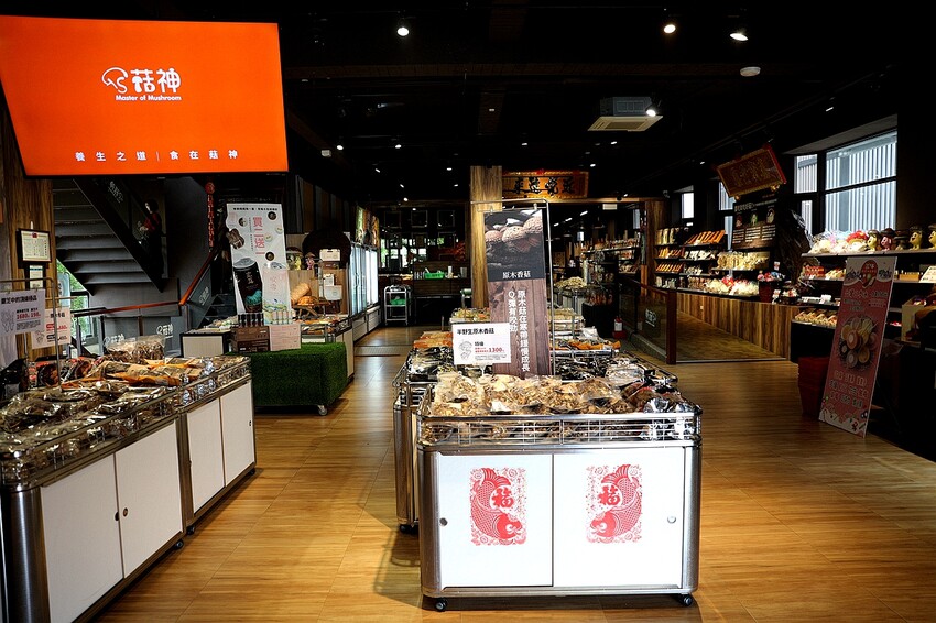 菇菇控的天堂！南投鹿谷菇神景觀餐廳 米其林指南必比登推薦 激推「放山古早雞菇香海味宴」山海味新鮮吃得到