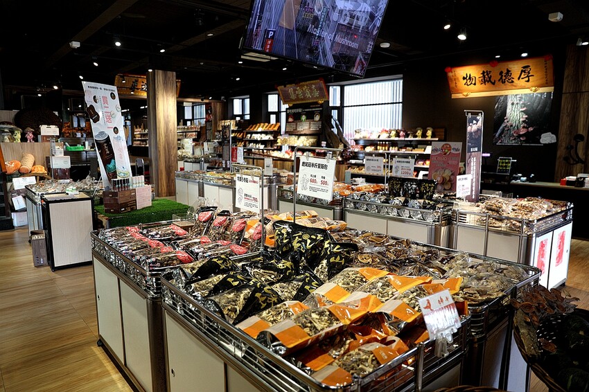 菇菇控的天堂！南投鹿谷菇神景觀餐廳 米其林指南必比登推薦 激推「放山古早雞菇香海味宴」山海味新鮮吃得到