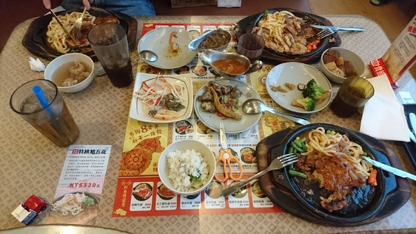 貴族世家牛排(高雄九如店)：高雄~九如店 貴族世家牛排(鮮饌館)~吃免驚自助沙拉吧~巧克力噴泉.牛造型兒童餐都是小朋友的愛~