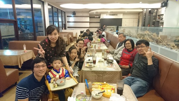 貴族世家牛排(高雄九如店)：高雄~九如店 貴族世家牛排(鮮饌館)~吃免驚自助沙拉吧~巧克力噴泉.牛造型兒童餐都是小朋友的愛~