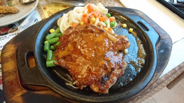 貴族世家牛排(高雄九如店)：高雄~九如店 貴族世家牛排(鮮饌館)~吃免驚自助沙拉吧~巧克力噴泉.牛造型兒童餐都是小朋友的愛~