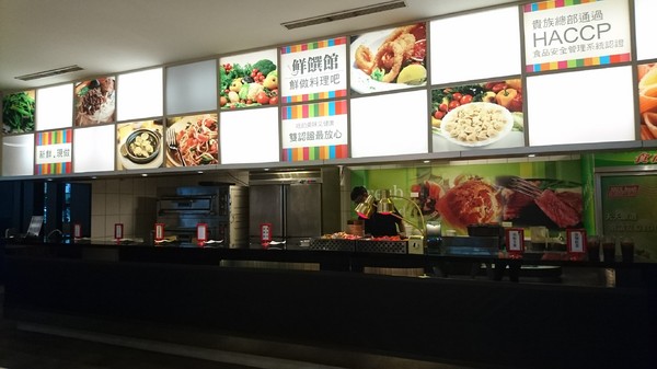 貴族世家牛排(高雄九如店)：高雄~九如店 貴族世家牛排(鮮饌館)~吃免驚自助沙拉吧~巧克力噴泉.牛造型兒童餐都是小朋友的愛~