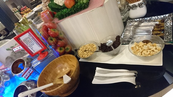 貴族世家牛排(高雄九如店)：高雄~九如店 貴族世家牛排(鮮饌館)~吃免驚自助沙拉吧~巧克力噴泉.牛造型兒童餐都是小朋友的愛~